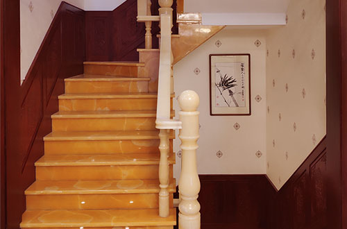 泗洪中式别墅室内汉白玉石楼梯的定制安装装饰效果